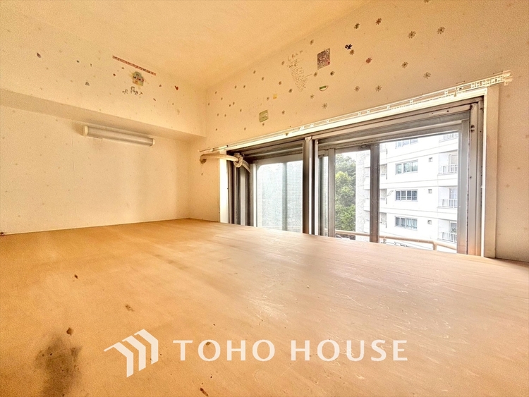 内装 《改装中》使いやすく、明るい洋室に仕上がります。子供部屋や趣味のお部屋にご利用できます。ご自身で家具などを配置し、素敵な空間を創り上げられます。