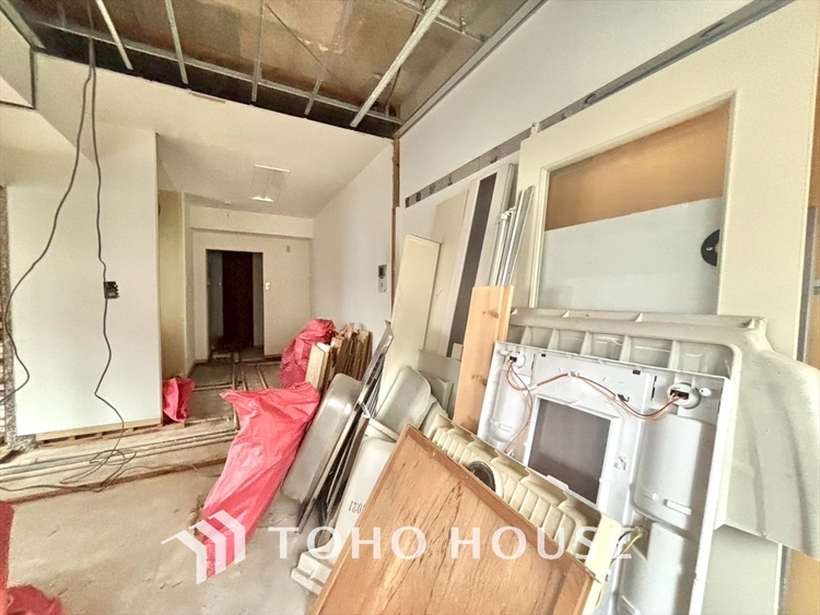 内装 《改装中》ここはみんなが集い、食事と楽しい会話が始まる場所。話に夢中になりすぎて、ついつい時を忘れ、夜半過ぎになってしまう。そんな束の間の幸せを感じさせてくれます。