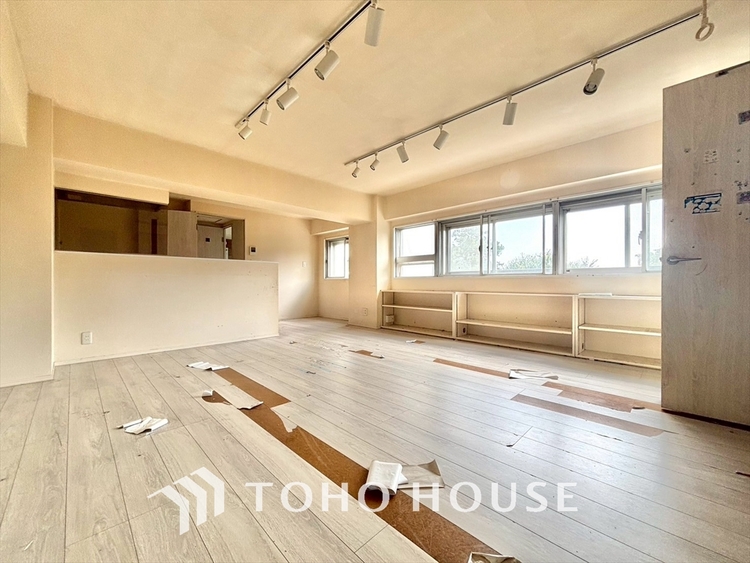 内装 《改装中》「想像していた以上に広い」が写真を撮っているときの感想です。家事動線に配慮したプランによりご家族がくつろげる明るく広い空間が確保できました。