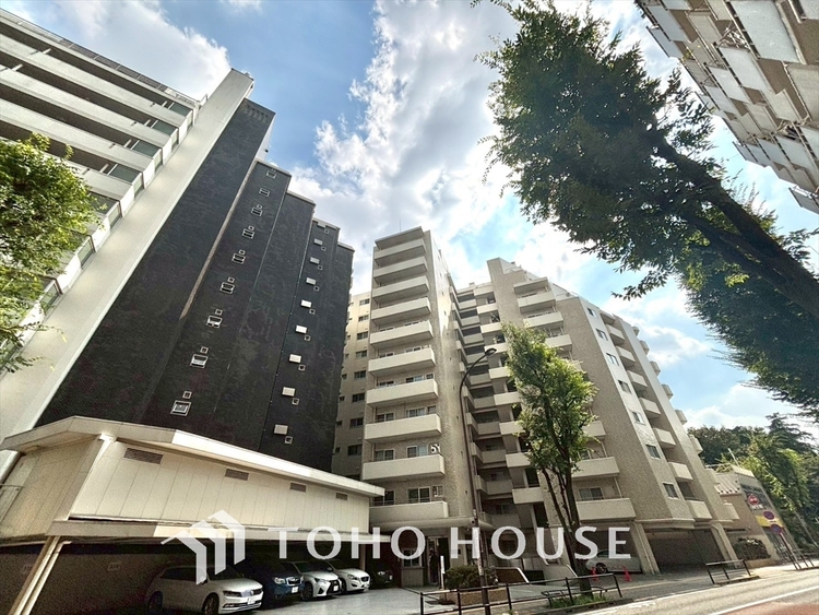 外観 漂う上質な空気感、マンションに入れば「おかえりなさい」と笑顔で迎えてくれるエントランス。最良の心配りを感じるマンションでした。