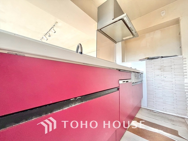 キッチン 《改装中》◆愛育◆キッチンは家族の絆を育む大切な空間。シンプルで使い易いSystemKitchenで愉しく作る料理は愛情のある美味しいご馳走に。家族で使える広々としたダイニングキッチンです。