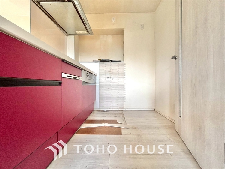 キッチン 《改装中》キッチンは家族の絆を育む大切な空間。シンプルで使い易いシステムキッチンで愉しく作る料理は愛情のある美味しいご馳走に。家族で使えるダイニングキッチンです。