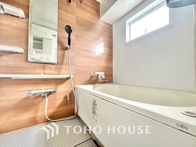 風呂 《改装中》【浴室】《一日の疲れを落としてくれる場所は、落ち着く場所でなければならない》　高級感溢れるカラーと大きさ・柔らかな曲線で構成された半身浴も楽しめるバスタブが心地よさをもたらします。