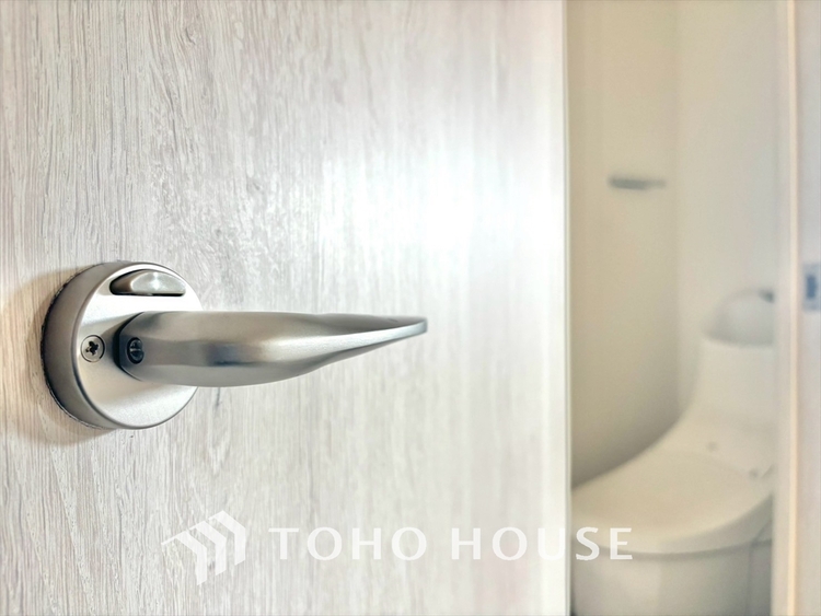 トイレ 《改装中》清潔感あるホワイト調のクロスと温もり溢れるモダンカラーの床材が見事に調和した本邸宅は、毎日の生活を少しでも快適に過ごして頂ける様に落ち着いた雰囲気作りから行っています。