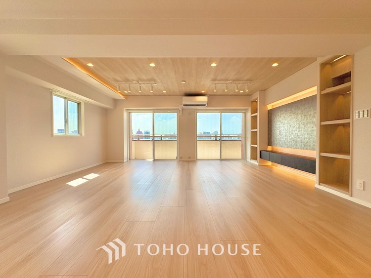 内装 ここにはみんなが集い、食事と楽しい会話が始まる。話に夢中になりすぎて、ついつい時を忘れ夜半過ぎになってしまう。そんな束の間の幸せを感じさせてくれる場所でありたい。