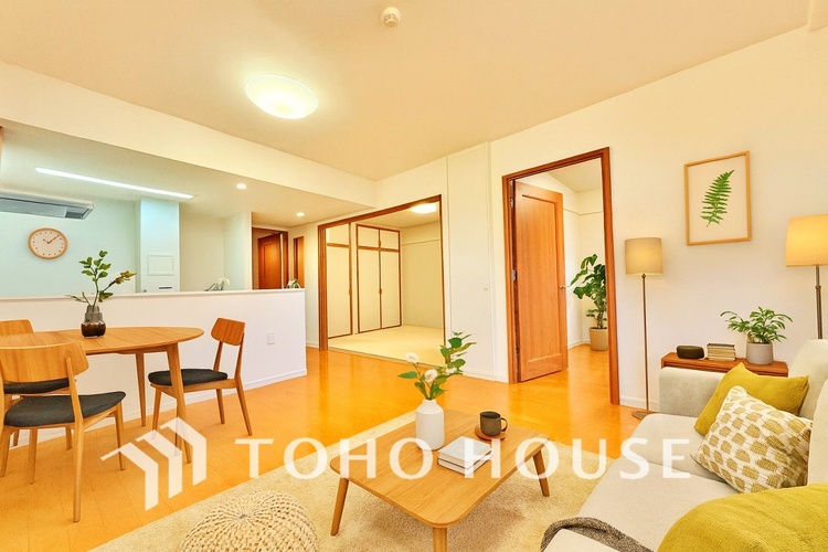 内装 ＊配置してある家具や小物はCGによるイメージ画像です。【living】居心地のいい暮らしには欠かせない眩い採光。