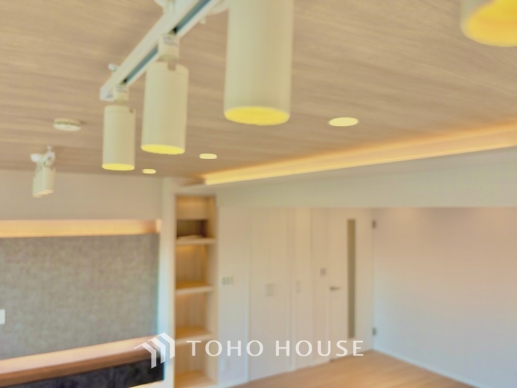 外観 ほんの少しのこだわり。ちょっとした色使いがその家がもつ雰囲気、趣（おもむき）を携え、暮らす家族や訪ねてくる友人・知人に新鮮な香りを運んできます。