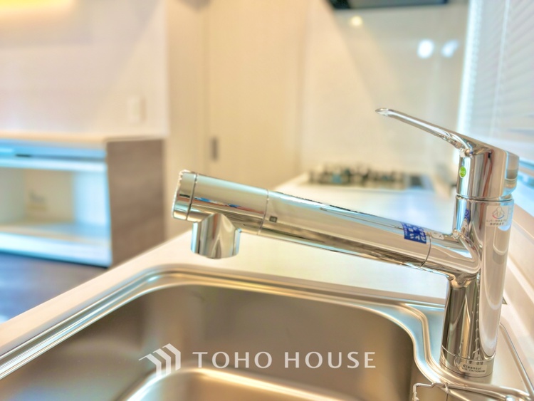 キッチン 【Kitchen】調理しながらもご家族のお顔が見れるカウンターキッチン。ついつい料理中お子様の様子が気になるもの。安心してお料理に取り組んでいただけます。会話だって自然とはずむはず。