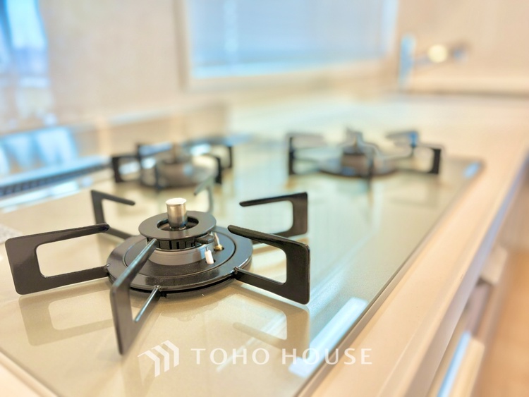 キッチン 【Kitchen】調理しながらもご家族のお顔が見れるカウンターキッチン。ついつい料理中お子様の様子が気になるもの。安心してお料理に取り組んでいただけます。会話だって自然とはずむはず。