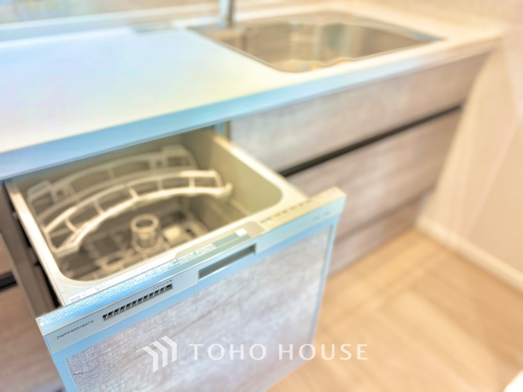 キッチン 【Kitchen】調理しながらもご家族のお顔が見れるカウンターキッチン。ついつい料理中お子様の様子が気になるもの。安心してお料理に取り組んでいただけます。会話だって自然とはずむはず。