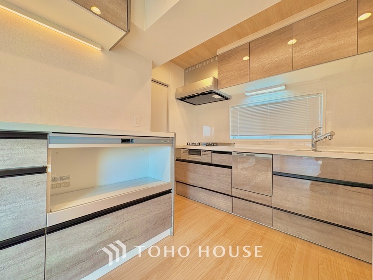 キッチン 【Kitchen】調理しながらもご家族のお顔が見れるカウンターキッチン。ついつい料理中お子様の様子が気になるもの。安心してお料理に取り組んでいただけます。会話だって自然とはずむはず。