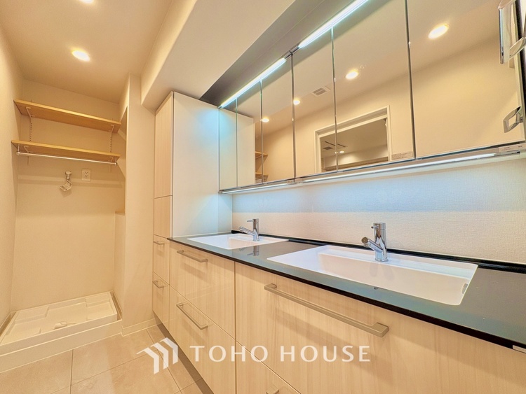 洗面 清潔感あふれる洗面化粧台で、毎日の身支度を快適にサポートします。