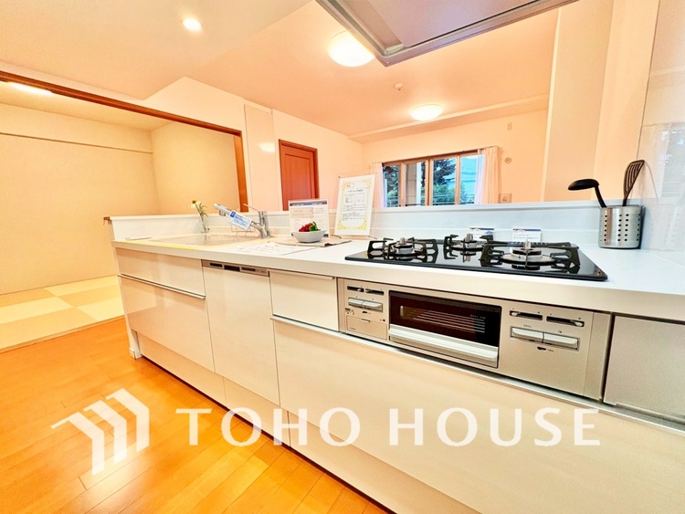 キッチン 手元の収納から、足元の収納までが全てスライド式で、奥のスペースまで有効に活用できます。奥まで上から見渡せるので、たまにしか使わない調理器具もサッと取出せます。