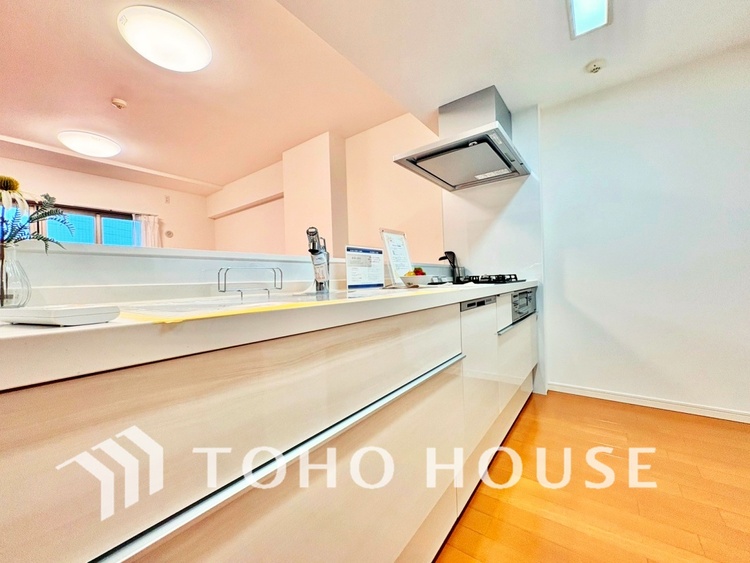 キッチン ◆愛育◆キッチンは家族の絆を育む大切な空間。シンプルで使い易いSystemKitchenで愉しく作る料理は愛情のある美味しいご馳走に。家族で使える広々としたダイニングキッチンです。