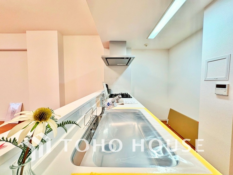 キッチン キッチンは家族の絆を育む大切な空間。シンプルで使い易いシステムキッチンで愉しく作る料理は愛情のある美味しいご馳走に。家族で使えるダイニングキッチンです。