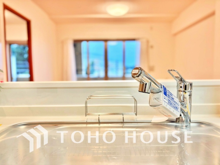 キッチン 広々としたキッチンのシンクは、料理の準備と片付けを楽にし、使いやすさを最大限に引き立てます。