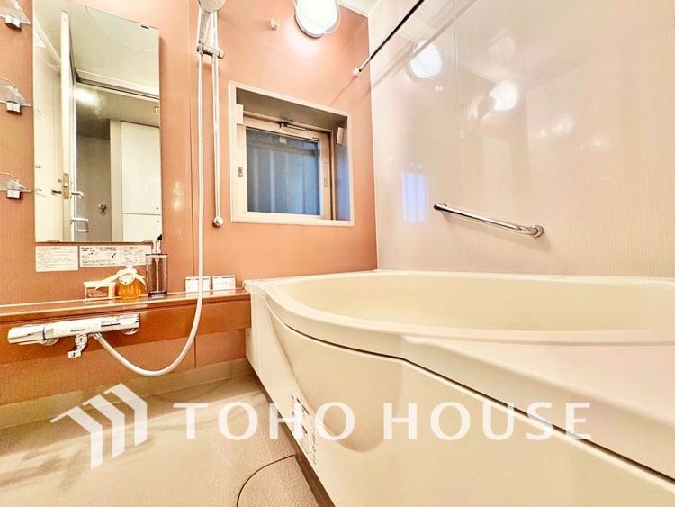 風呂 【浴室】《一日の疲れを落としてくれる場所は、落ち着く場所でなければならない》　高級感溢れるカラーと大きさ・柔らかな曲線で構成された半身浴も楽しめるバスタブが心地よさをもたらします。