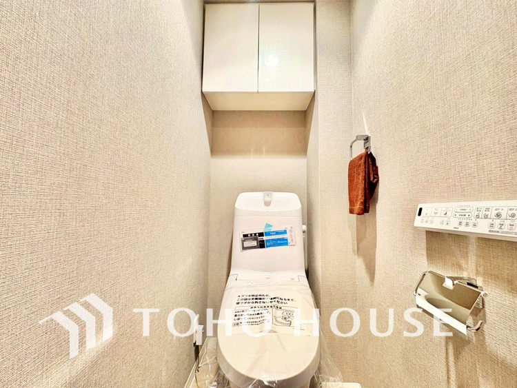 トイレ 清潔感あるホワイト調のクロスと温もり溢れるモダンカラーの床材が見事に調和した本邸宅は、毎日の生活を少しでも快適に過ごして頂ける様に落ち着いた雰囲気作りから行っています。