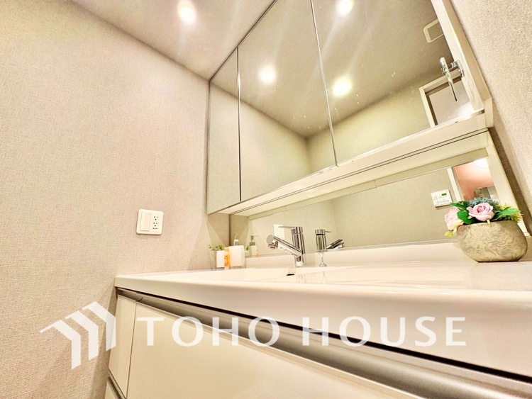 洗面 気持ちの良い朝をつくりだし、夕方には笑顔を取り戻させてくれるミラー。パウダールームはいつでも本来の自分を取り戻せる空間。明るく仕上げてあります。