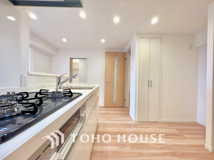 キッチン キッチンは家族の絆を育む大切な空間。シンプルで使い易いシステムキッチンで愉しく作る料理は愛情のある美味しいご馳走に。家族で使える対面式キッチンです。