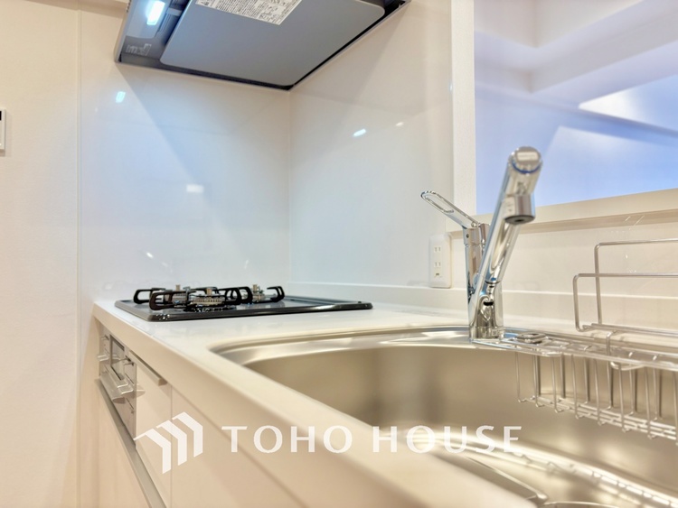 キッチン 広々としたキッチンのシンクは、料理の準備と片付けを楽にし、使いやすさを最大限に引き立てます。