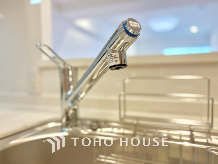 キッチン キッチンは家族の絆を育む大切な空間。シンプルで使い易いシステムキッチンで愉しく作る料理は愛情のある美味しいご馳走に。家族で使える対面式キッチンです。