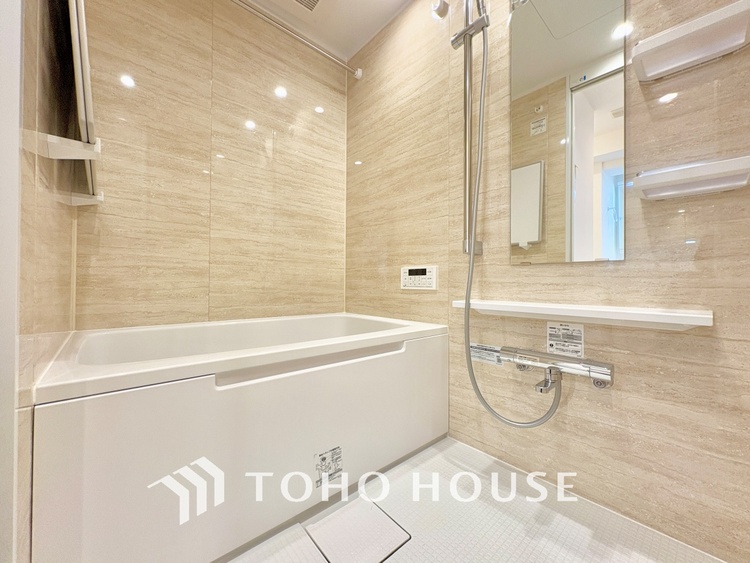 風呂 【浴室】《一日の疲れを落としてくれる場所は、落ち着く場所でなければならない》　高級感溢れるカラーと大きさ・柔らかな曲線で構成された半身浴も楽しめるバスタブが心地よさをもたらします。