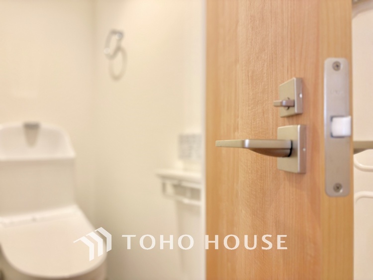 トイレ 清潔感あるホワイト調のクロスと温もり溢れるモダンカラーの床材が見事に調和した本邸宅は、毎日の生活を少しでも快適に過ごして頂ける様に落ち着いた雰囲気作りから行っています。