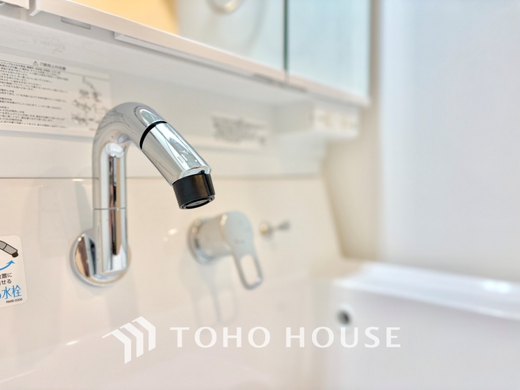 洗面 気持ちの良い朝をつくりだし、夕方には笑顔を取り戻させてくれるミラー。パウダールームはいつでも本来の自分を取り戻せる空間。明るく仕上げてあります。