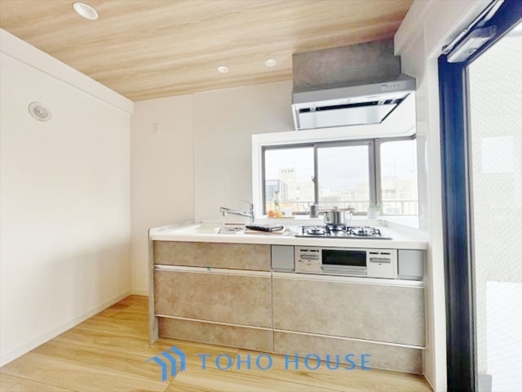 内装 ◆時を忘れる場所◆ここにはみんなが集い、食事と楽しい会話が始まる。話に夢中になりすぎて、ついつい時を忘れ夜半過ぎになってしまう。そんな束の間の幸せを感じさせてくれる場所でありたい。