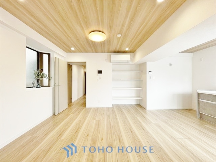 内装 ◆木漏れ日◆の様な採光が優しく足元を照らし、心地いい暮らしの道しるべを写し出す。この空間で過ごす家族との語らいの時間がとても素敵で幸せを感じるかもしれない。