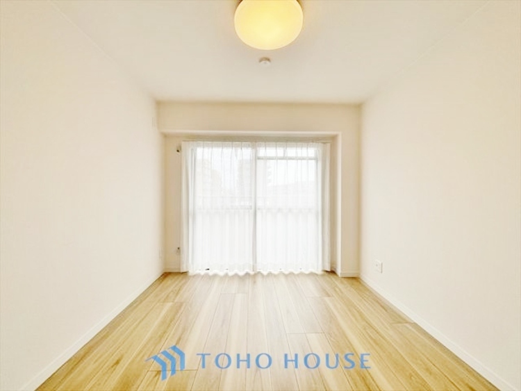 内装 ◆窓を開けると◆冷涼な風、そよぐリビング。だんらんの場所はここから始まり、ここで終わる。家族の笑顔が集う素敵な場所だから、こだわり抜いた思いが詰まっているのだと思う。