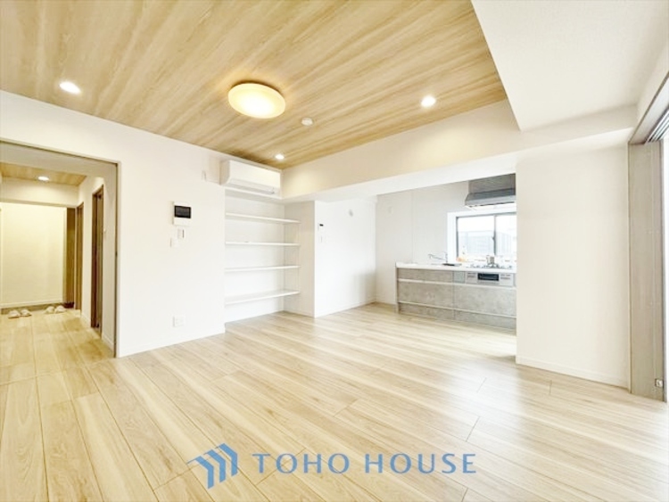 内装 ◆結ばれた◆玄関ドアを開けるとリビングから聞こえる小走りの足音。靴を脱ぎかけ目の前に立つ君の瞳と交差する。君は微笑みその刹那に心奪われる。佇む僕と君の間に赤い糸が結ばれた。