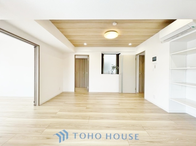 内装 ◆今宵の食卓◆ダウンライトに反射するグラスを眺めながらワインを注ぐ。トクトクと心地いい音をさせながら、フランスの古城を思わせる薫りがたちこめ、とても幸せな時を過ごせる。