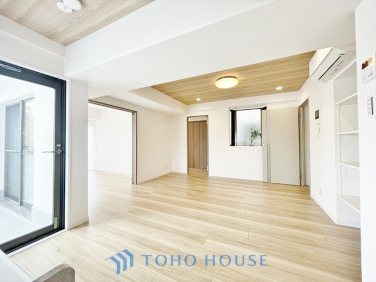 内装 ◆窓を開けると◆冷涼な風、そよぐリビング。だんらんの場所はここから始まり、ここで終わる。家族の笑顔が集う素敵な場所だから、こだわり抜いた思いが詰まっているのだと思う。