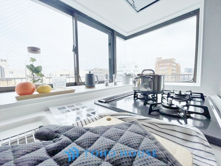 内装 ◆リビングルーム◆そこには目を輝かせ笑顔で見つめてくれる君がいて、「おかえり」の言葉がこだまする。何気ない日々の挨拶は僕にとっては幸せで、同時に君の瞳にも恋している。