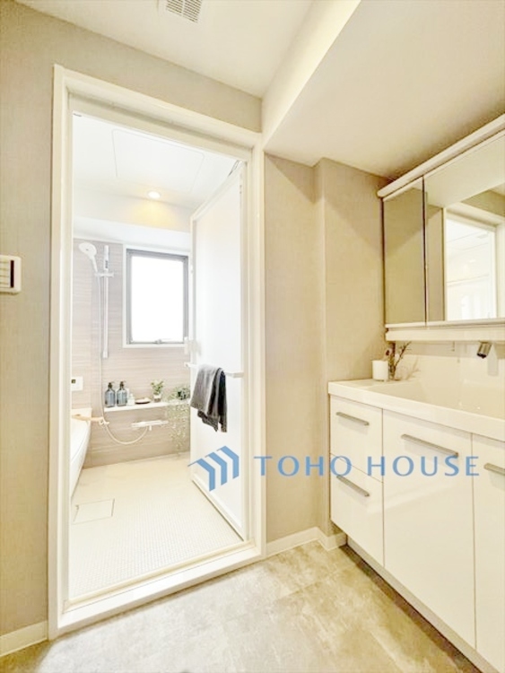 洗面 ◆サンサンと◆差し込む太陽の光がこのリビングに笑いをもたらす。ソファの上のクッションがポカポカした暖気にぬくぬくと微睡んでいる。