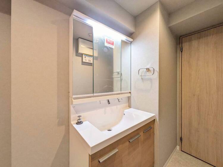 その他 清潔感を感じられる洗面化粧台。