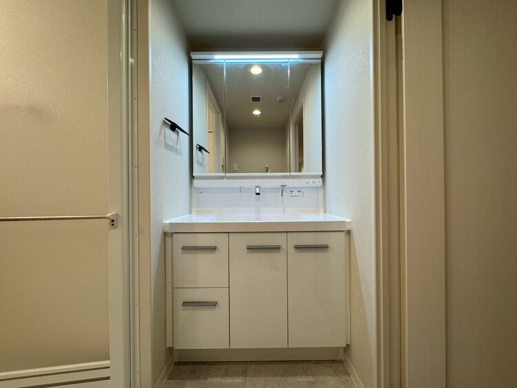 その他 清潔感を感じられる洗面化粧台。