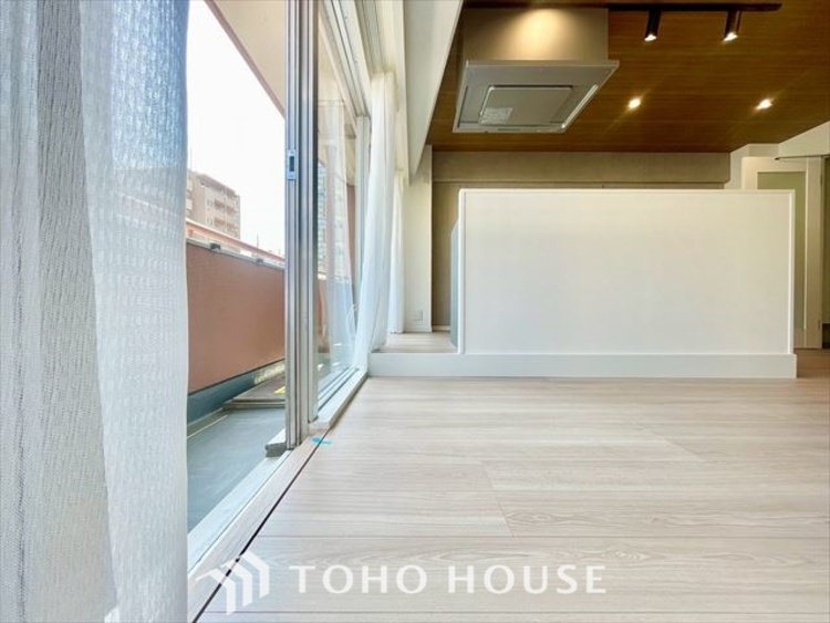 内装 【LIVING】◆陽光◆が差し込む。この開放的なLDKに家族の笑顔が集う。家族が一緒に過ごす空間は明るく、そして居心地よく。