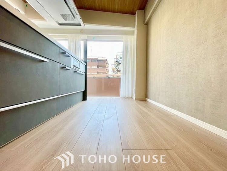 キッチン 【KITCHEN】◆ワクワク◆開放的で機能性も高いシステムキッチン。お子様は毎日のご飯にワクワク！