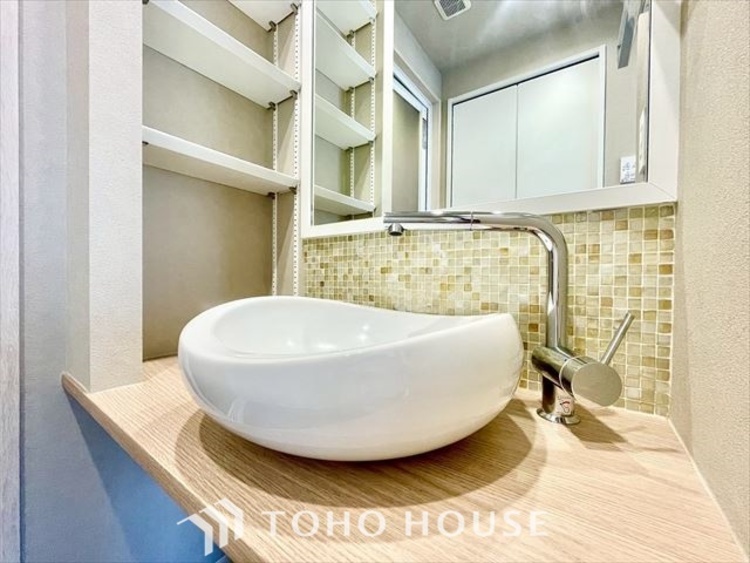 洗面 【WASHROOM】◆快適◆煌びやかな暮らしの中にも忘れたくない快適さ。大きな収納が助けてくれます。