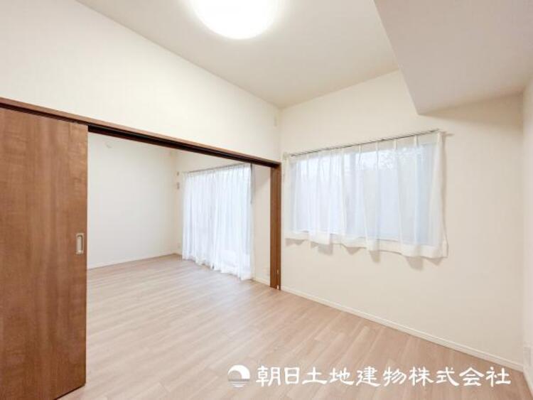 内装 【洋室】人間の感性を育むプライベートルームはシンプルが１番！読書やネット、大切な一人の時間も充実したものにできます。