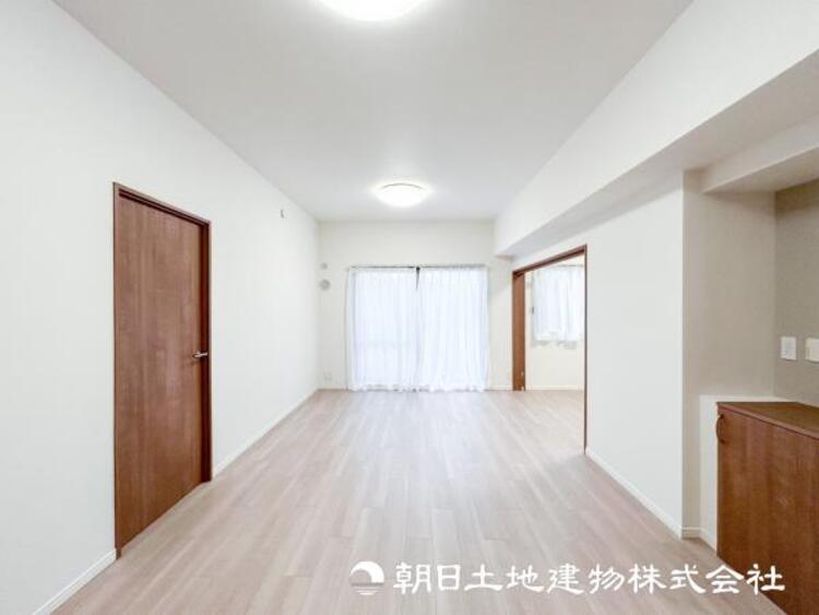 居間 【リビング】リビングにはみんなが集い食事や楽しい会話でついつい時を忘れてしまう。そんな束の間の幸せを感じさせてくれる場所