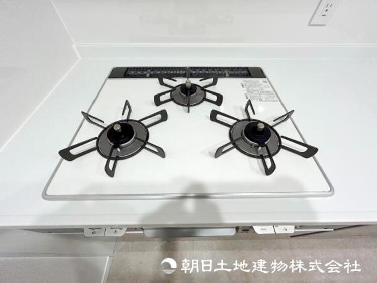 キッチン 【3口ガスコンロ】お料理に必須の３口コンロ。同時進行で自慢のお料理も効率アップ！もちろんグリルもついてます！