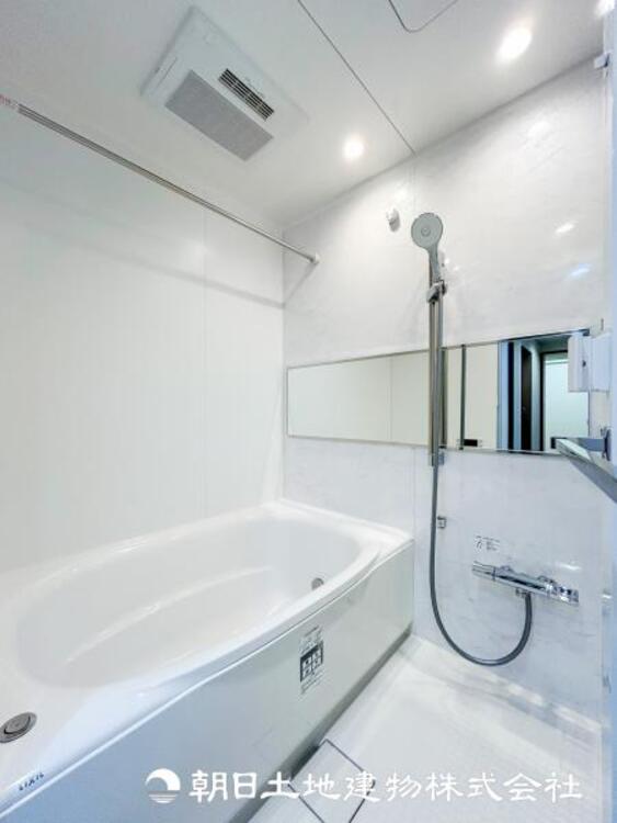 風呂 【浴室】快適な使い心地とゆとりある空間が1日の疲れを解きほぐすバスルーム。空間も浴槽もゆったりのびのび使えます