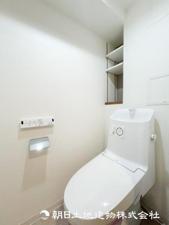 トイレ 【トイレ】家族みんなが毎日使う場所だから。お掃除がしやすい方はいい。汚れをふき取り易いフロアと壁紙をチョイス致しました