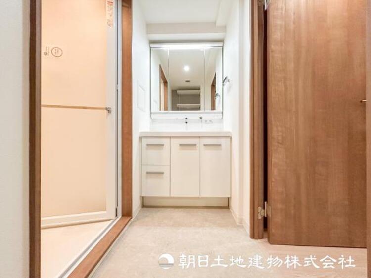 洗面 【洗面化粧台】落ち着いた清潔感のある空間は、身だしなみチェックや肌のお手入れに最適です。収納も十分でゆとりを持たせます。