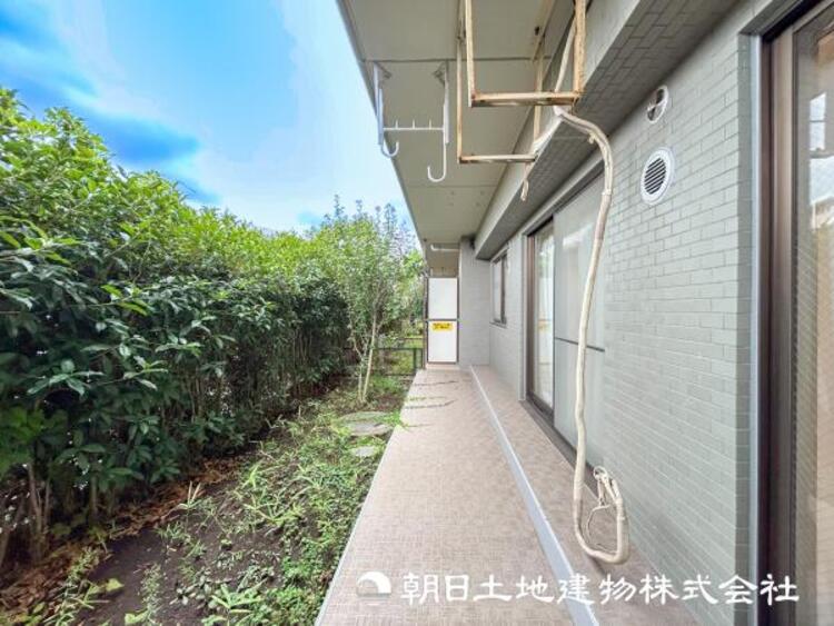 バルコニー 【バルコニー】南向きの広いバルコニーから、暮らしの中でのたくさんの光と心地よい風を感じられる癒し空間です。