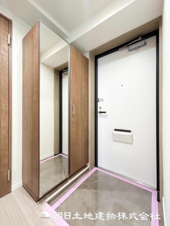 その他 【玄関】家族の帰り、遊びに来る友人、知人を優しく迎え、温もりに満ちた生活空間を予感させる。帰りたい家がここにあります。